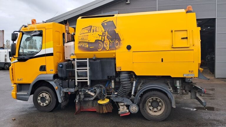 Kehrmaschine LKW DAF LF met Johnston VS501
