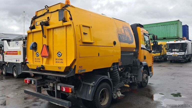 Kehrmaschine LKW DAF LF met Johnston VS501