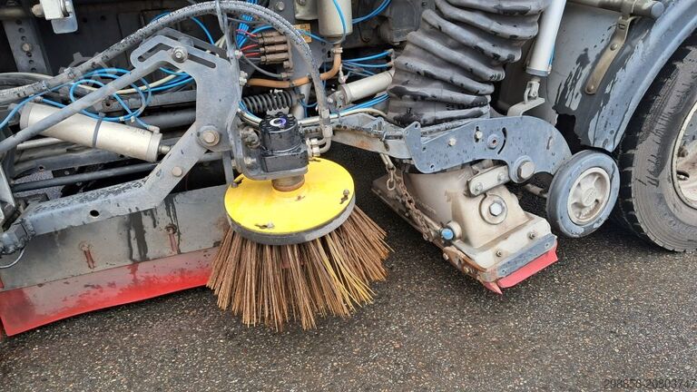 Kehrmaschine LKW DAF LF met Johnston VS501