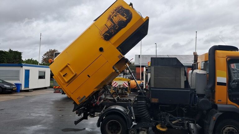 Kehrmaschine LKW DAF LF met Johnston VS501