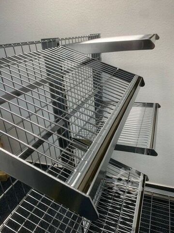 Shelf Höhe: 1.587 mm/ Tiefe: 855 mm/ Breite: 1.310 mm/ inkl. Feststellrollen