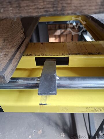 Pallet pull-out for heavy-duty racking pull-out  