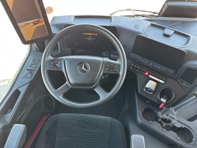 LKW mit Kofferaufbau  Actros 1827 L