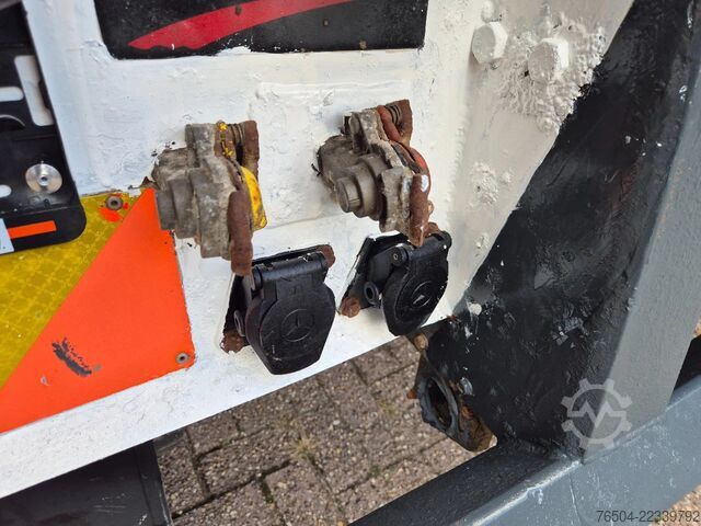 Hook arm system Mercedes-Benz Actros 3241 8X4 Containersysteem/ 20T HMF crane...