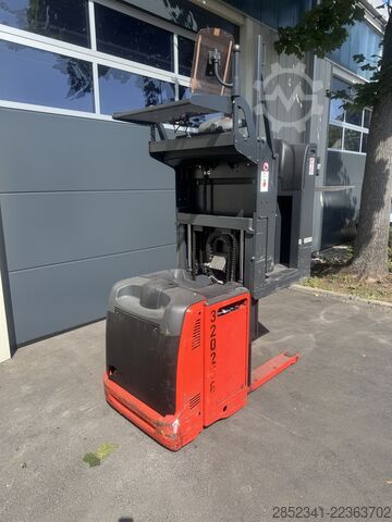 High level order picker Linde V08