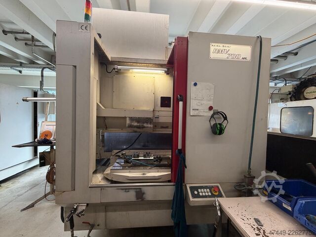 Vertikales Bearbeitungszentrum Akira Seiki RMV700APC