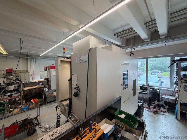Vertikales Bearbeitungszentrum Akira Seiki RMV700APC