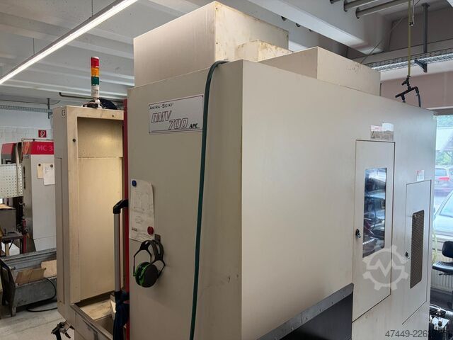 Vertikales Bearbeitungszentrum Akira Seiki RMV700APC
