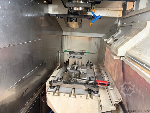 Vertikales Bearbeitungszentrum Akira Seiki RMV700APC