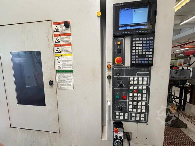 Vertikales Bearbeitungszentrum Akira Seiki RMV700APC