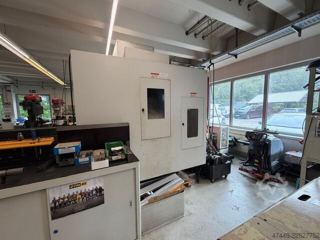 Vertikales Bearbeitungszentrum Akira Seiki RMV700APC