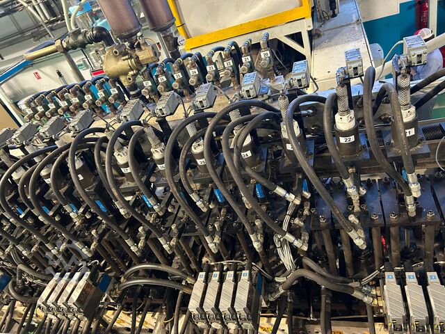 Blow moulding machine Uniloy UR110 Reciprocating Screw Blow Machine