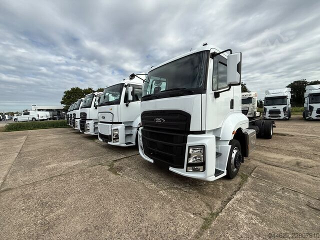 Kastenwagen 4x2 mit Dhollandia-Ladebordwand und Seitentür Ford 2023 FORD 1833 DC 4x2 (EXPORT)