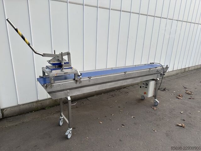 Schneidemaschine zum Schneiden von quadratischen Blöcken 5x5 cm mit Förderband  