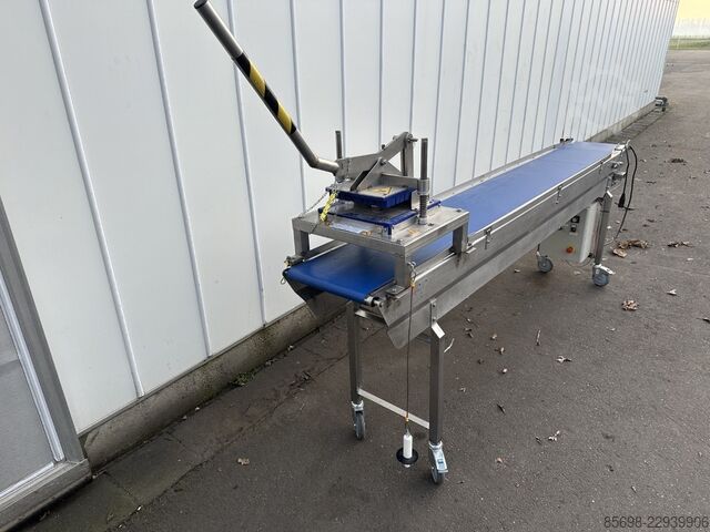 Schneidemaschine zum Schneiden von quadratischen Blöcken 5x5 cm mit Förderband  