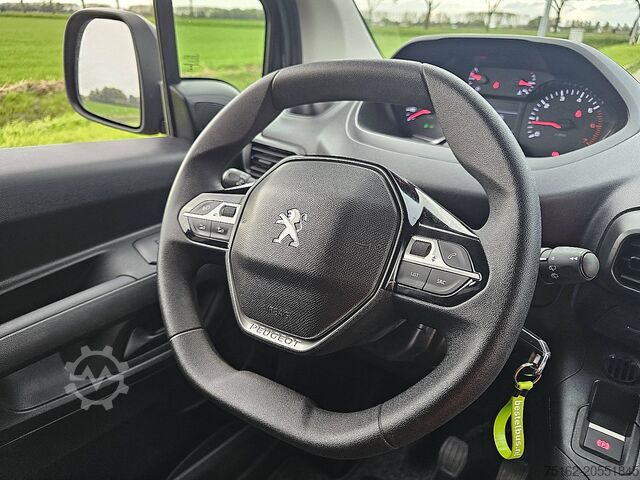 Koffer PEUGEOT PARTNER 1.5 L1H1 Navi Euro6 AC!