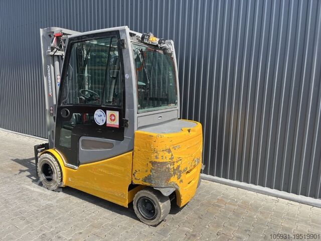 Electric 4-wheel forklift Jungheinrich EFGS30