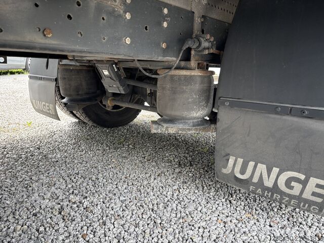 Transporter with box body/tail lift, air suspension, air conditioning, Iveco Daily 72-180 HI-MatiC