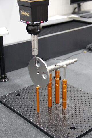 Coordinate measuring machine Mitutoyo Crysta Apex S-9106 CMM