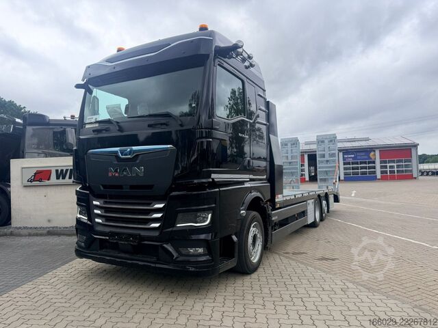 LKW mit Pritsche (offen) MAN Maschinentransporter Baumaschinentaxi mit Rampen