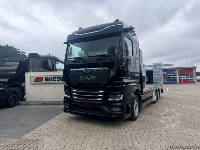 LKW mit Pritsche (offen) MAN Maschinentransporter Baumaschinentaxi mit Rampen