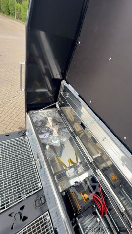 LKW mit Pritsche (offen) MAN Maschinentransporter Baumaschinentaxi mit Rampen