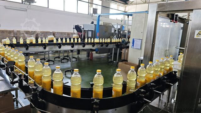 Complete PET Edible Oil Bottling Line AVE / SIAPI SIAPI EAS 50.100/8, AVE RVM 30/8...