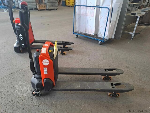 Electric Pallet Trucks Toyota LHE 130 castor