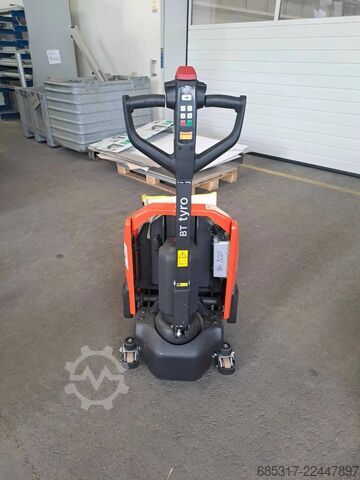 Electric Pallet Trucks Toyota LHE 130 castor
