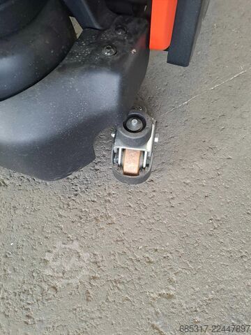 Electric Pallet Trucks Toyota LHE 130 castor