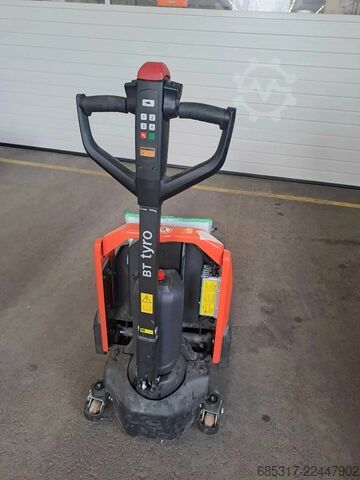 Electric Pallet Trucks Toyota LHE 130 castor