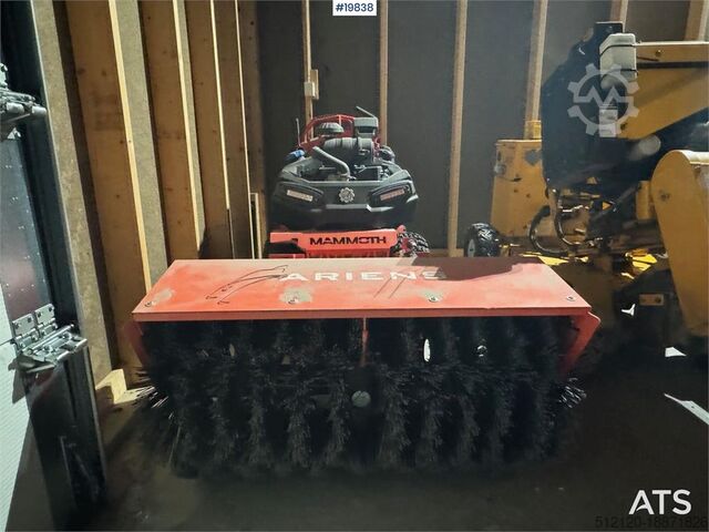 Construction equipment  Mammoth 850 – Almost unused with snow blower, salt