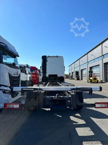 Chassis with cab Volvo FH 460 6x2-4 Globetrott. Fahrgestell LAGER