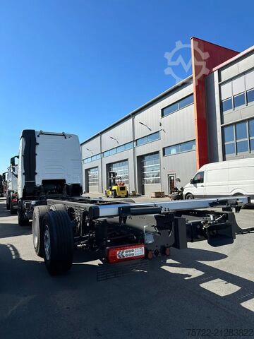 Chassis with cab Volvo FH 460 6x2-4 Globetrott. Fahrgestell LAGER