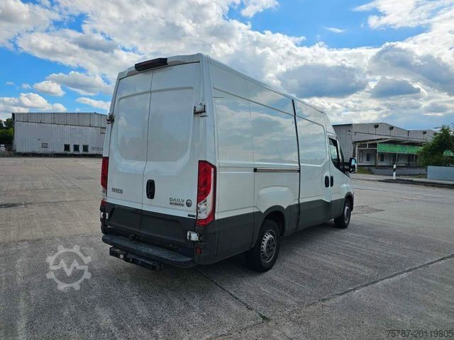High top van IVECO 35S16 A8 V L, mittellang & hoch, kleiner Schaden