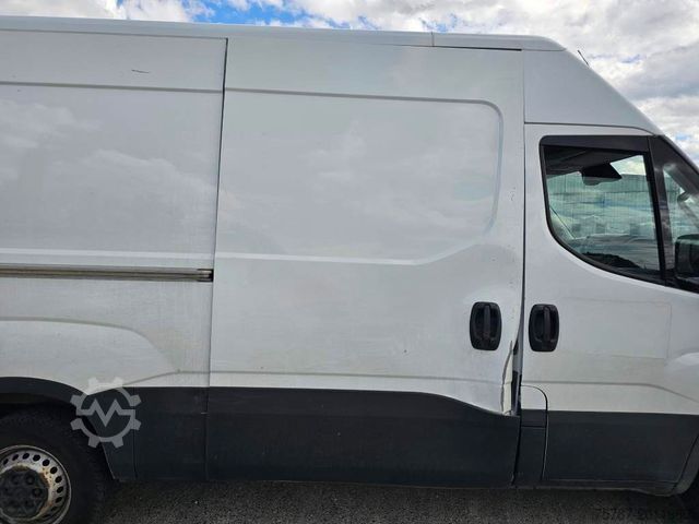 High top van IVECO 35S16 A8 V L, mittellang & hoch, kleiner Schaden