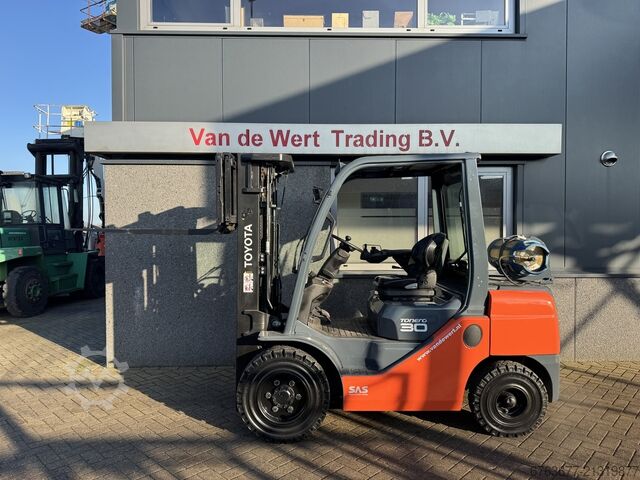 Toyota 06-8FG30F Triplex 430 Freihub / Seitenschieber LPG 2019 TOYOTA 06-8FG30F Triplo 430 Freelift / Sideshift LPG 2019