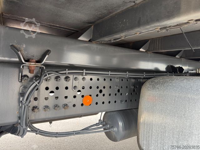 LKW mit Getränkeaufbau MERCEDES-BENZ ANTOS 2533 L / LBW / LENKACHSE / 22 PAL