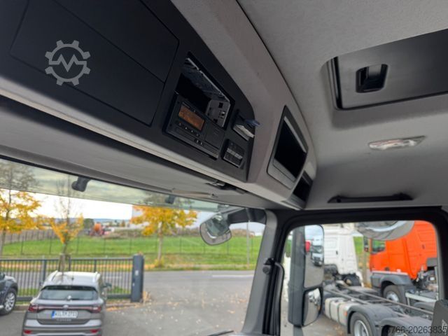 LKW mit Getränkeaufbau MERCEDES-BENZ ANTOS 2533 L / LBW / LENKACHSE / 22 PAL