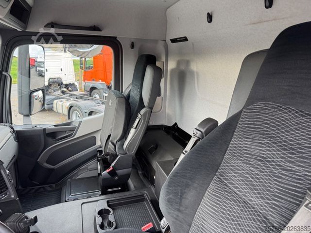 LKW mit Getränkeaufbau MERCEDES-BENZ ANTOS 2533 L / LBW / LENKACHSE / 22 PAL