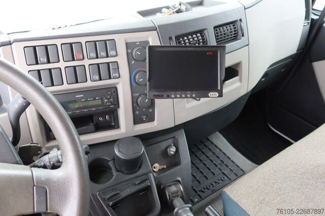 Box body Volvo FL 240 Bakwagen + DHollandia 1500 kg