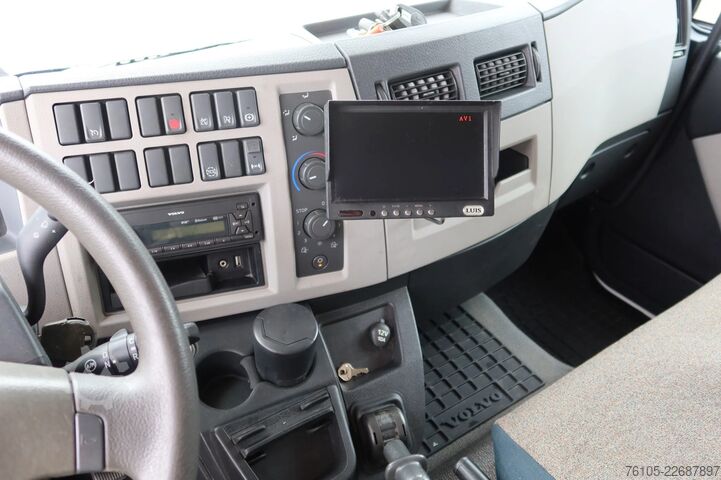 Box body Volvo FL 240 Bakwagen + DHollandia 1500 kg