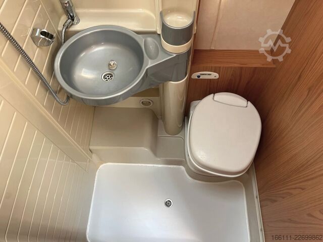Integriertes Wohnmobil BÜRSTNER Aviano I640 G - Hub/Einzelbetten - 2 x Klima