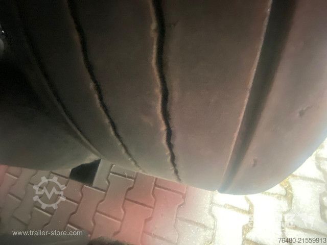 Auflieger mit Pritsche & Plane Schmitz Cargobull Schiebeplane Mega