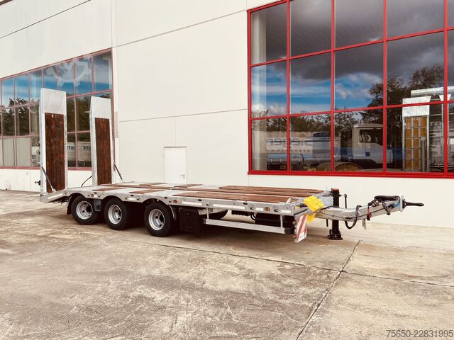 Low loader trailer Möslein TT 28  Tridem- Tieflader 3 Achs, gelenktNeufahrzeug
