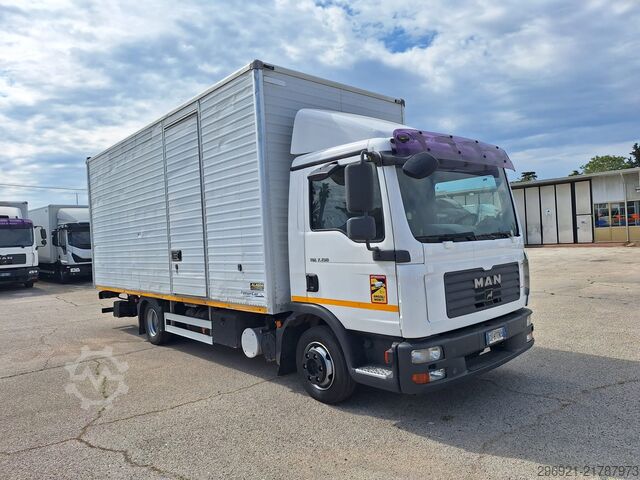 Transporter mit Koffer MAN TGL 8.150N