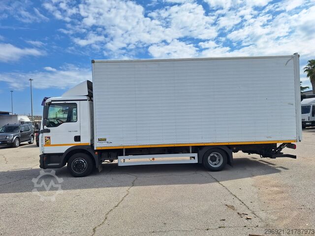 Transporter mit Koffer MAN TGL 8.150N