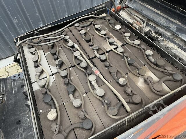 Electric 3-wheel forklift Toyota 8FBET18