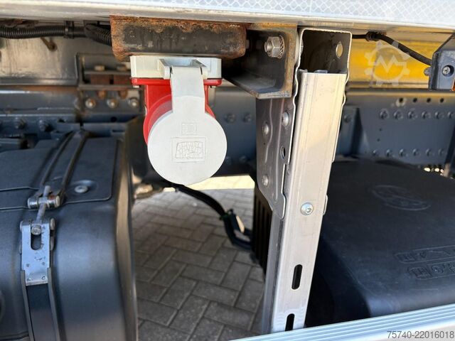 Refrigerated/freezer transport DAF CF 290 + 6X2 + CARRIER + LOADLIFT 2000KG + 2 CO...