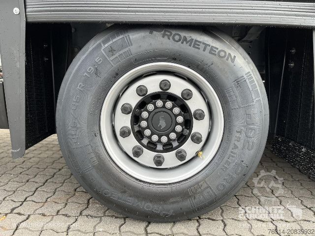 Auflieger mit Pritsche & Plane Schmitz Cargobull Curtainsider Mega Getränke